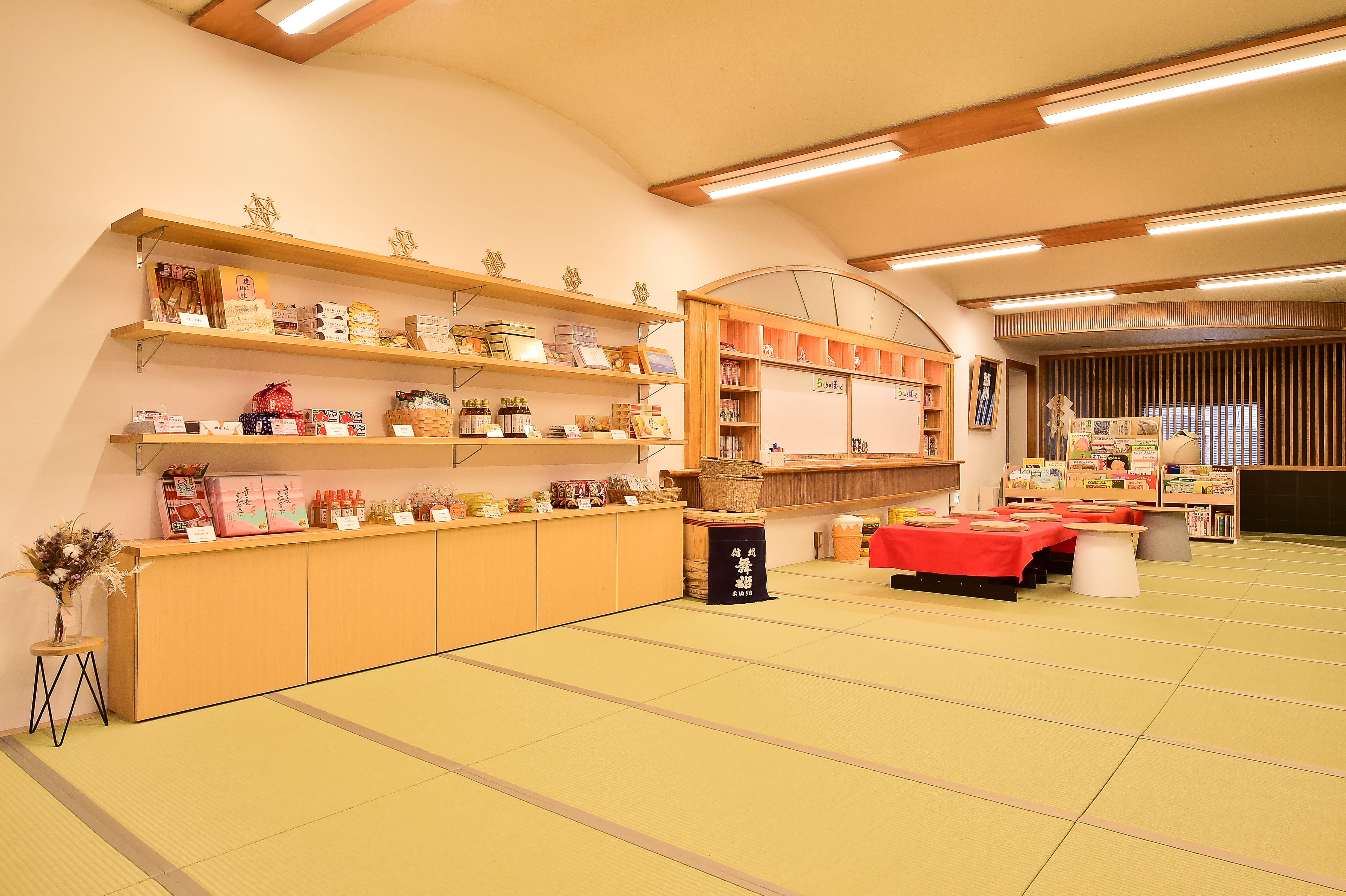 畳敷きのロビー